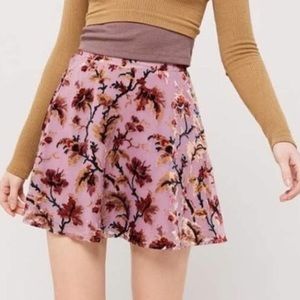 URBAN OUTFITTERS Flirty Floral Velvet  Burnout Circle Mini Skirt Pink M NWOT